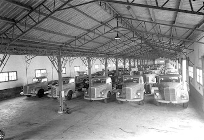 Flota de camiones en almacén. (Propiedad: CLH, Archivo Histórico de CAMPSA)
