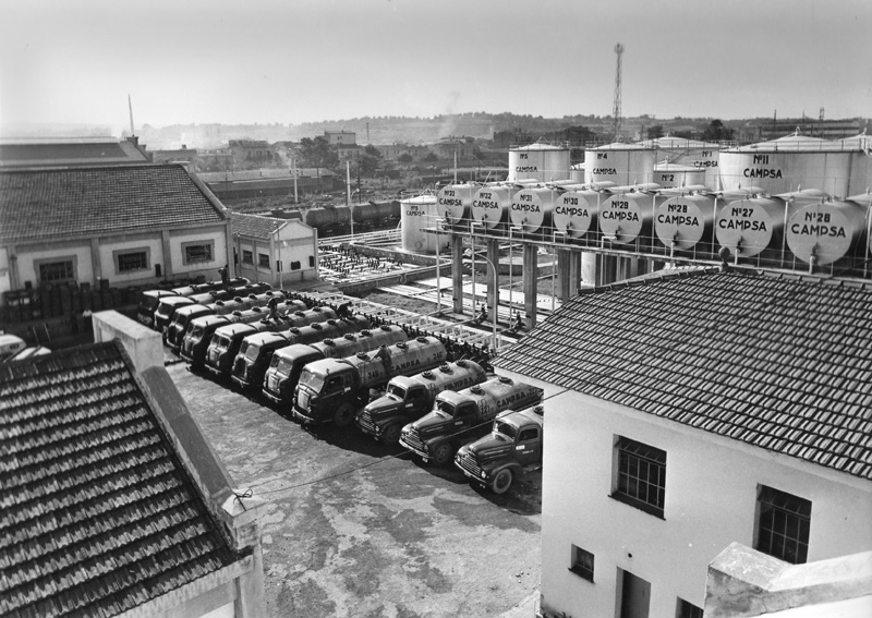 Camiones en carga junto a tanques. (Propiedad: CLH, Archivo Histórico de CAMPSA)
