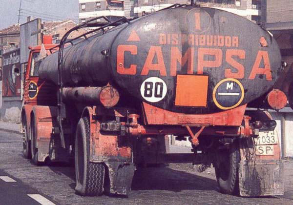 Trasera de camión-cisterna anterior al año 1977.(Propiedad: CLH, Archivo Histórico de CAMPSA)
