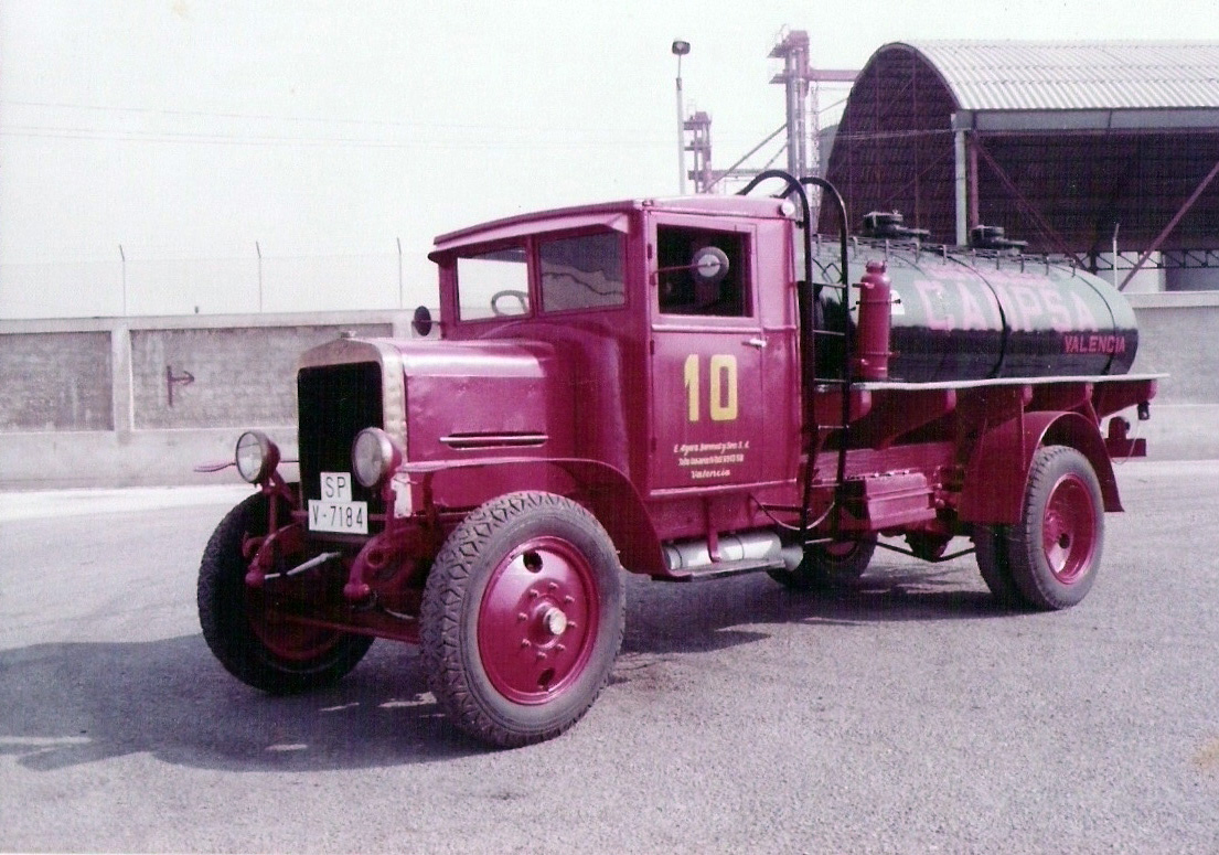 Camión-cisterna nº anterior al año 1977. (Propiedad: CLH, Archivo Histórico de CAMPSA)

