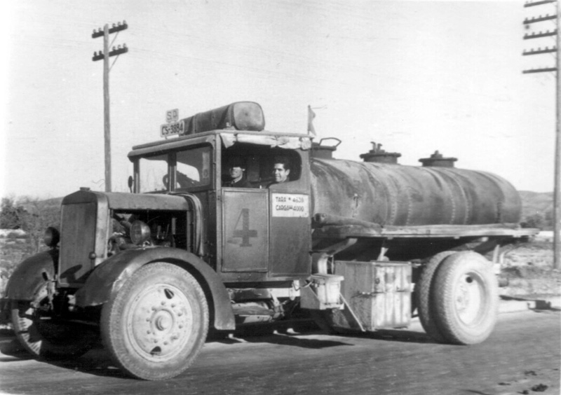 Camión cisterna nº 4 con depósito superior en cabina del año 1941. (Propiedad: CLH, Archivo Histórico de CAMPSA)
