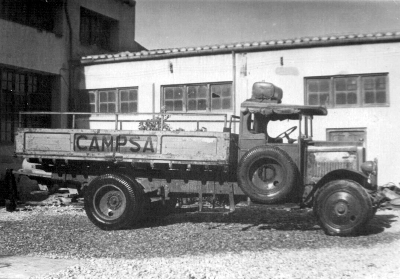 Camión polivalente con depósito superior en cabina. (Propiedad: CLH, Archivo Histórico de CAMPSA)
