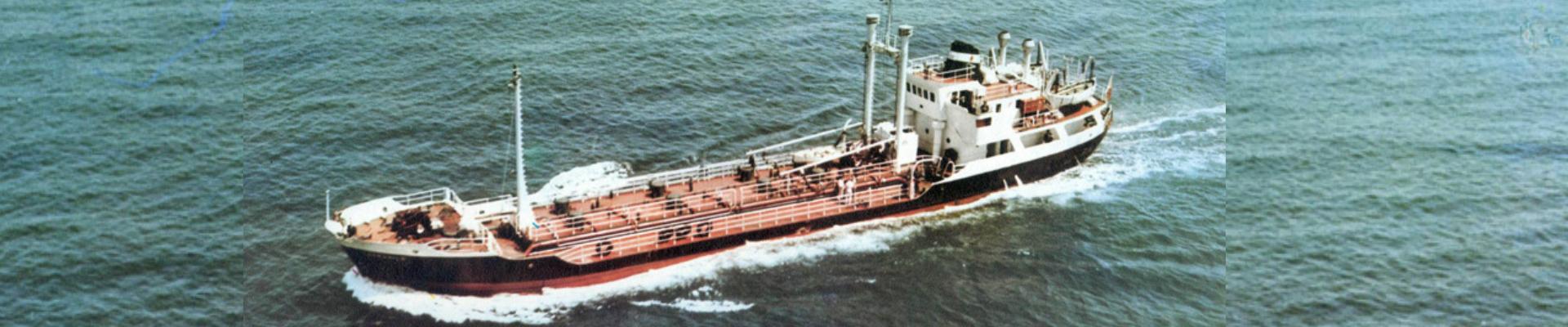 Buque auxiliar Camposilo navegando en alta mar, construido en 1965