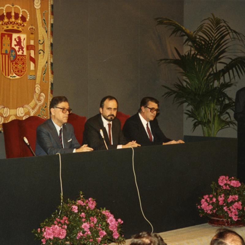 Visita de S.M. Don Juan Carlos I a la sede social en Capitán Haya, 41 (Madrid). 26 de noviembre de 1987. (Propiedad: CLH, Archivo Histórico de CAMPSA)