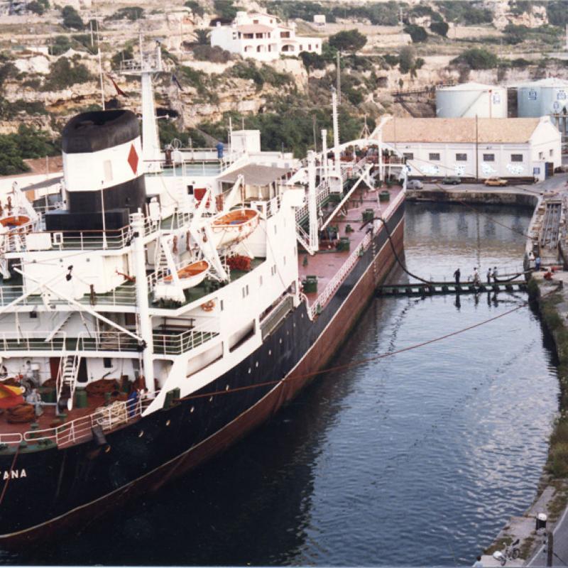 Barco Campocriptana atracado para descarga en la I.A. de Mahón (Baleares). (Propiedad: CLH, Archivo Histórico de CAMPSA).
